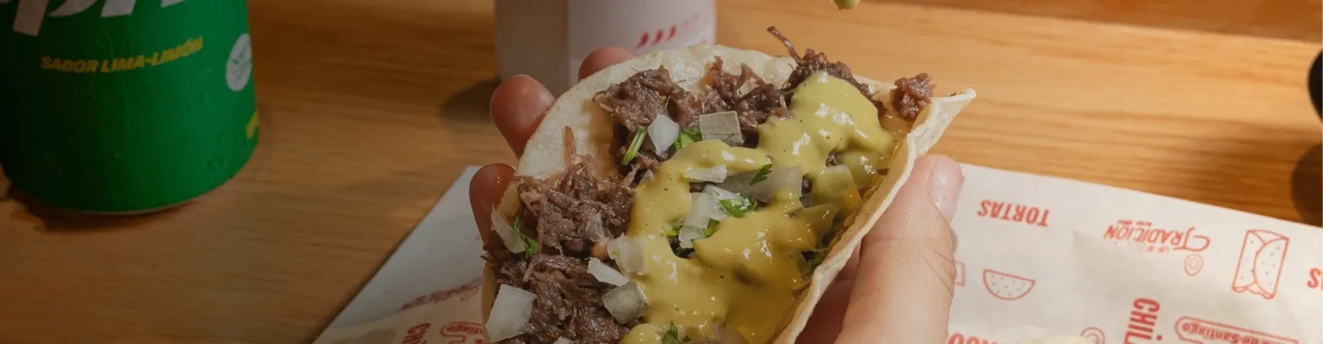 Mano sosteniendo un taco